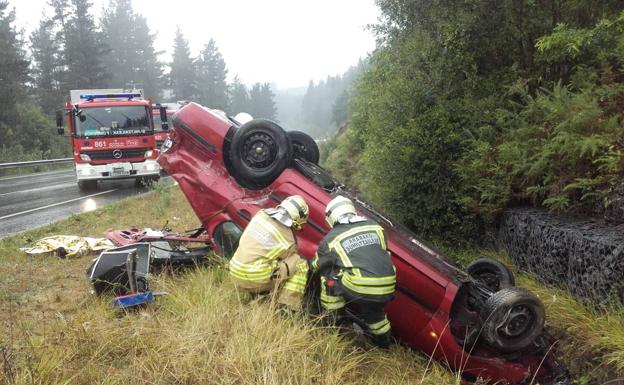 Una mujer herida tras salirse su coche de la calzada en Amurrio