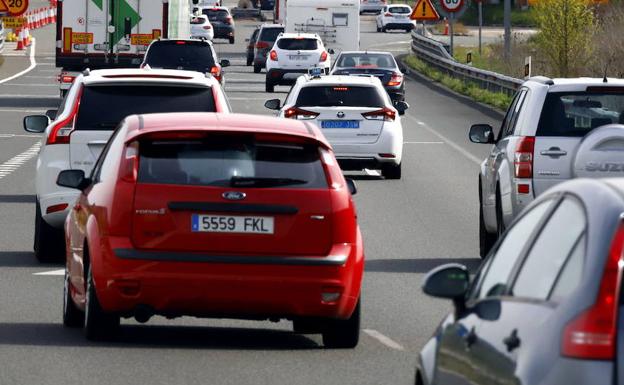 Las retenciones de la operación salida en Euskadi se concentran en Irún y Armiñón