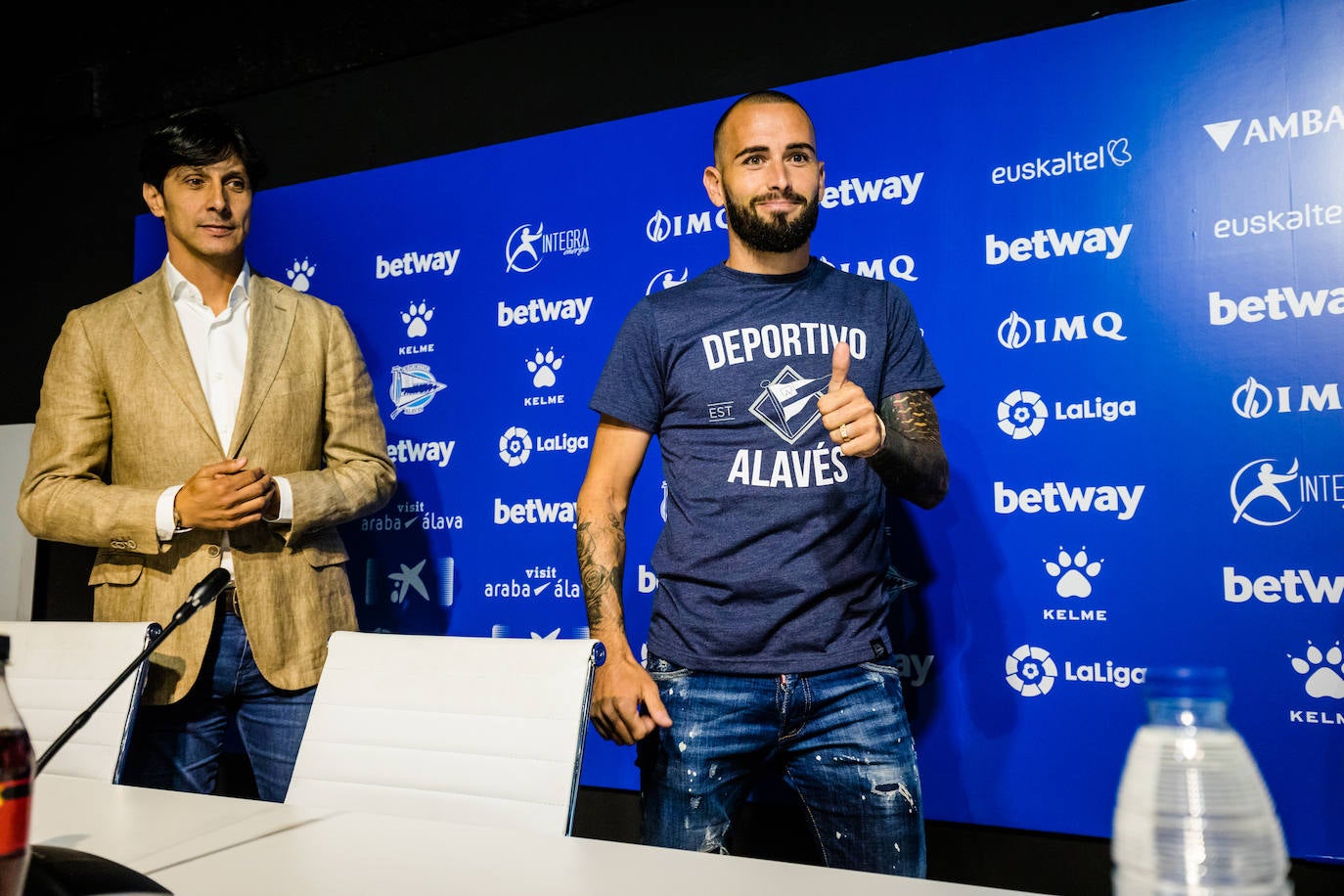 El Alavés presenta a Aleix Vidal