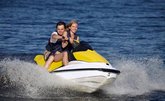 Motos acuáticas para cabalgar sobre las olas en la costa vasca