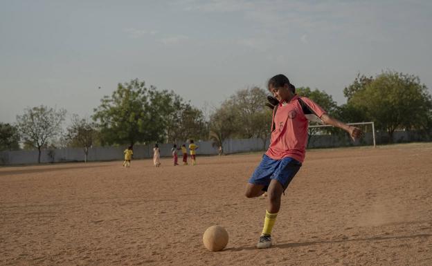 «Cada vez más chicas podemos jugar al fútbol en la India rural»