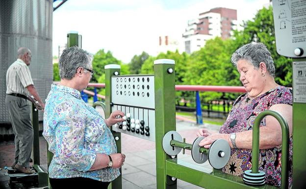 Bilbao prueba dos parques pioneros en Europa con juegos de memoria para los mayores