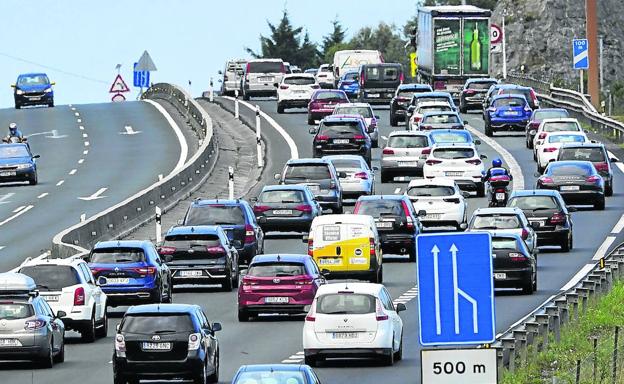 El tráfico en la A-8 crece en 3.000 coches diarios y dispara el riesgo de congestión