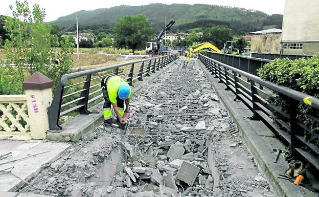 URA demolerá hoy un puente en Zalla para evitar las inundaciones del Cadagua