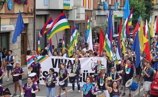 La gran fiesta de las piraguas colapsa el río Sella