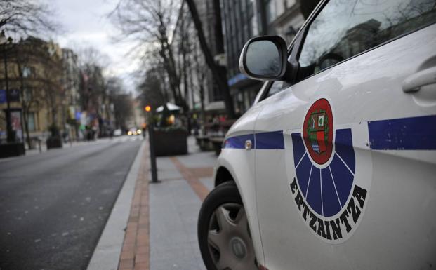 Detenidos en Bizkaia dos traficantes tras enviarse tres kilos de hachís por mensajero