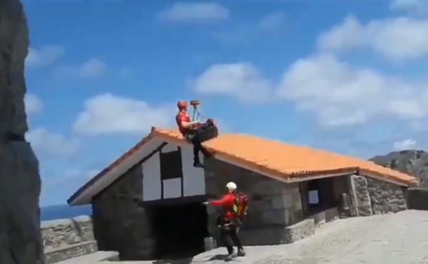 Tres rescatados en un día por la Ertzaintza: una mujer en Gaztelugatxe y dos escaladores en el Salto del Nervión