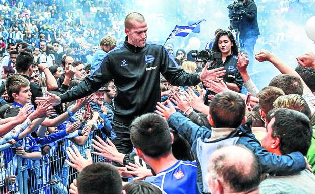 El Valencia traslada al Alavés su interés en el fichaje de Víctor Laguardia