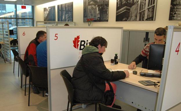 IRPF y trámites agrarios copan las dudas en las oficinas forales de Durango, Bermeo y Gernika