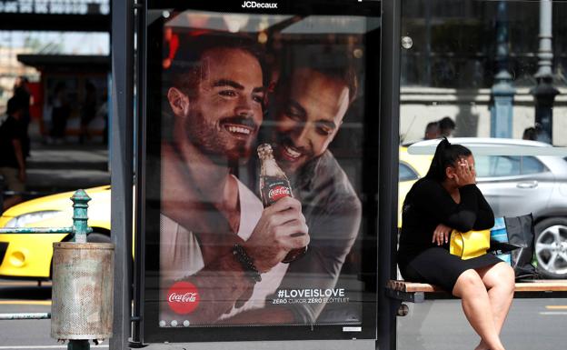 Polémica y llamamientos al boicot en Hungría por una campaña de Coca Cola con parejas gais