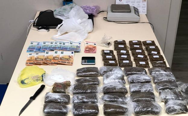 Detenido en Romo un joven de 24 años con más de tres kilos de hachís