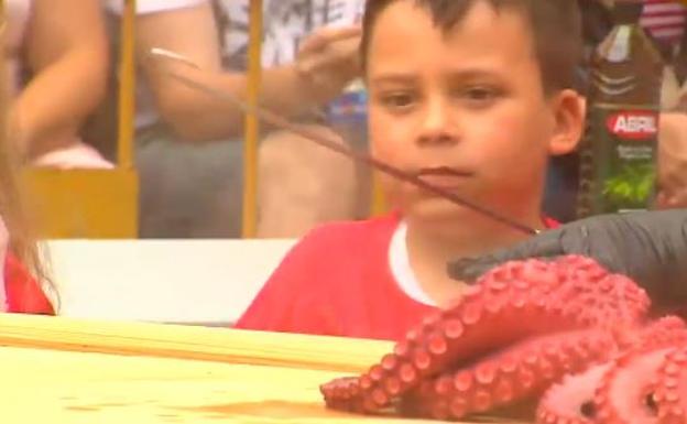 Vecinos de un pueblo de Ourense cortan 500 kilos de pulpo en 11 minutos