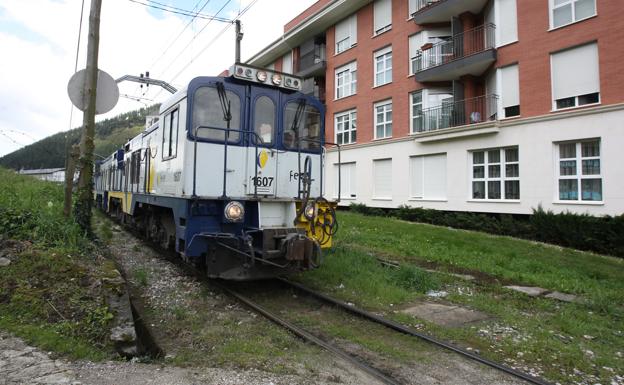 Una chispa en una catenaria entre Balmaseda y Zalla provoca un pequeño incendio en un tren