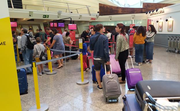 Se mantiene la normalidad tras el segundo de los paros previstos para hoy en el aeropuerto de Loiu