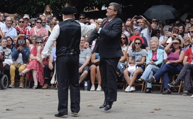 Aburto baila el aurresku de honor a la Amatxu en una romería abarrotada