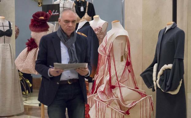 El maestro vizcaíno de la alta costura que diseña con técnicas de Dior y Chanel