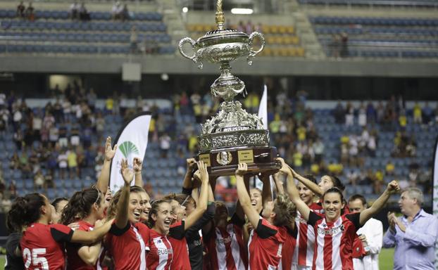 El trofeo llegará este viernes tras viajar en autobús desde Cádiz