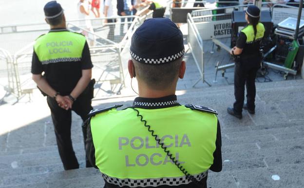 Tres detenidos tras caer mientras escalaban para robar un ordenador portatil en Vitoria