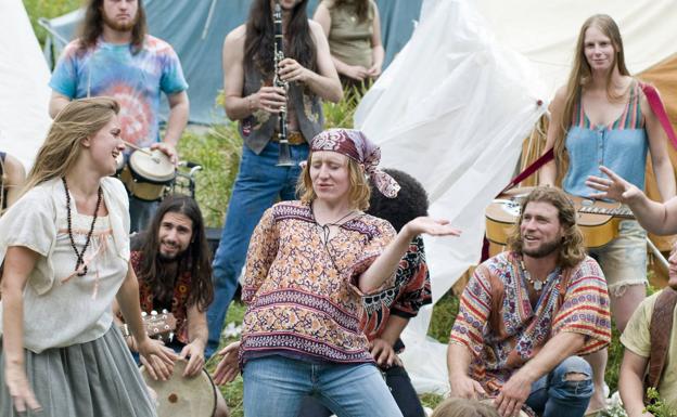 Woodstock bakea eta maitasuna uztartzen zituen jaialdiak 50 urte bete ditu