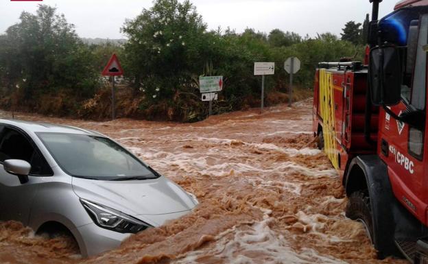 Rescatadas varias personas atrapadas por las lluvias en tres vehículos en Benicarló