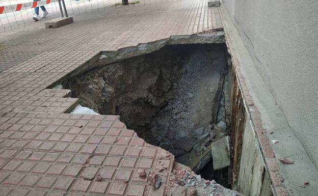 Se forma un socavón en una calle de Vitoria tras pasar una barredora