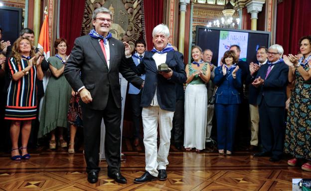 Juan Mari Aburto homenajea a La Otxoa por su labor por la tolerancia y la convivencia