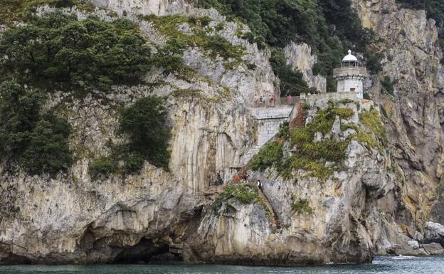 El fenómeno de los 'saltadores' amenaza con cerrar el Faro del Caballo en Santoña