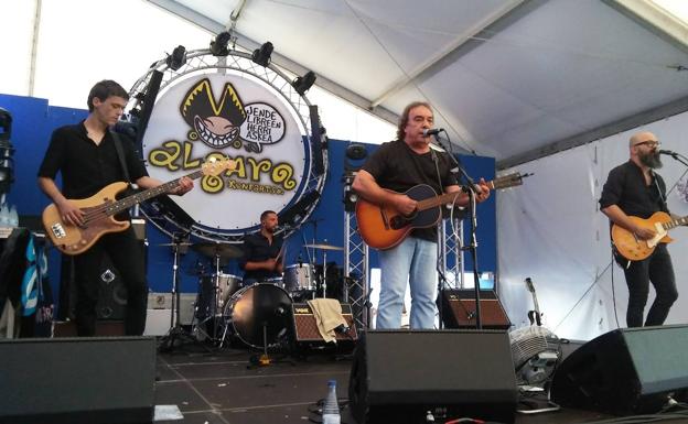 Anje Duhalde toca en la txosna Algara