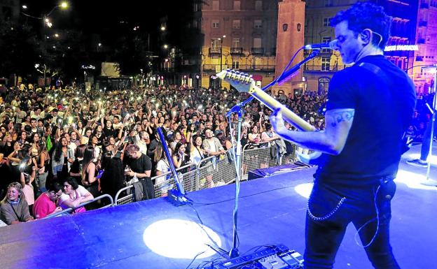 Un rock and roll en la plaza del pueblo
