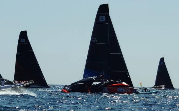 Un barco rompe el mástil en la primera regata del Mundial de la F1 del mar