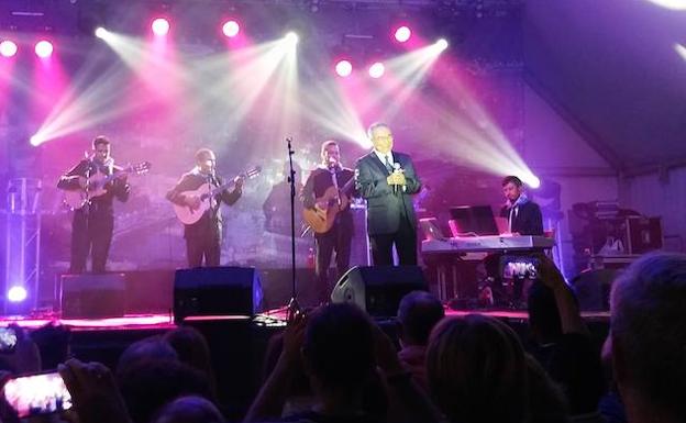 Chistes, halagos y boleros con la última voz de Los Panchos