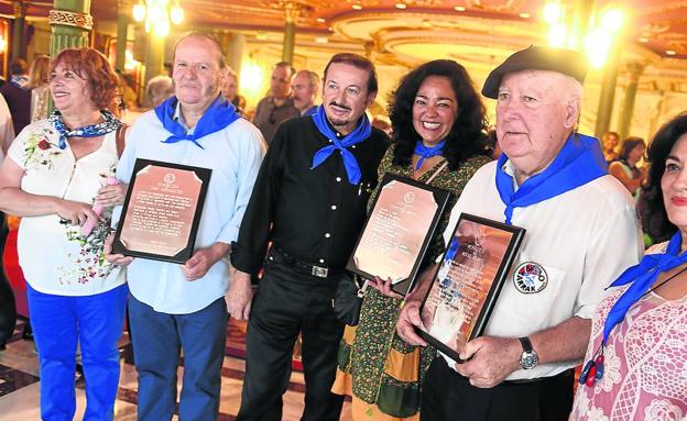 Poemas que rinden homenajes