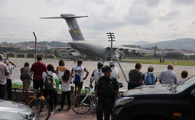 El avión de carga del Ejército de EE UU se lleva al 'Marine One' de Trump