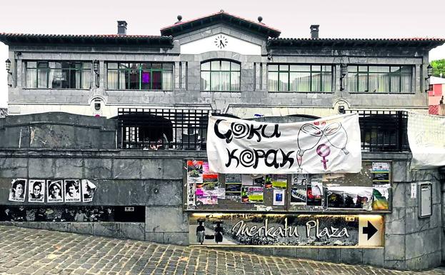 Covite denuncia que Mutriku está «llena» de fotografías de presos de ETA