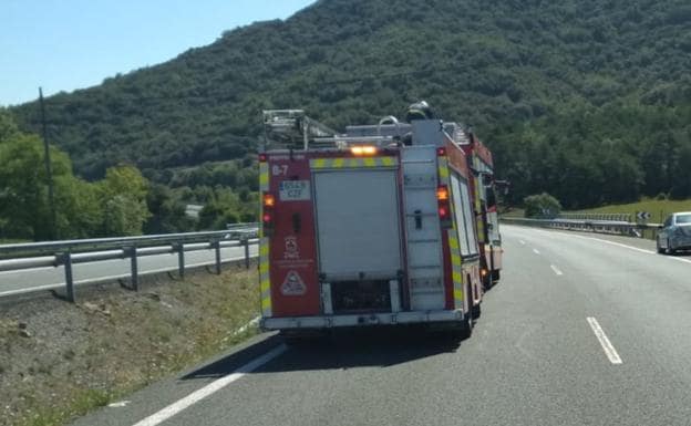 Los bomberos de Vitoria evitan que un camión derrame líquido inflamable por la A-1