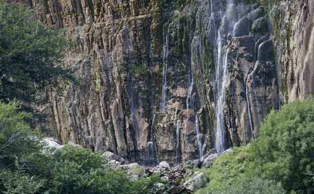 Asón, el río que vuela al nacer