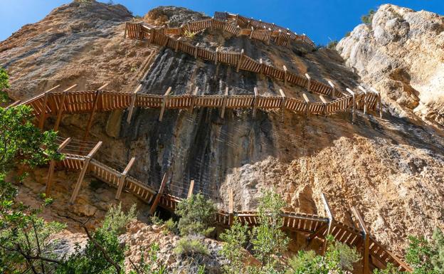 Una escalera de vértigo en el camino de Montfalcó