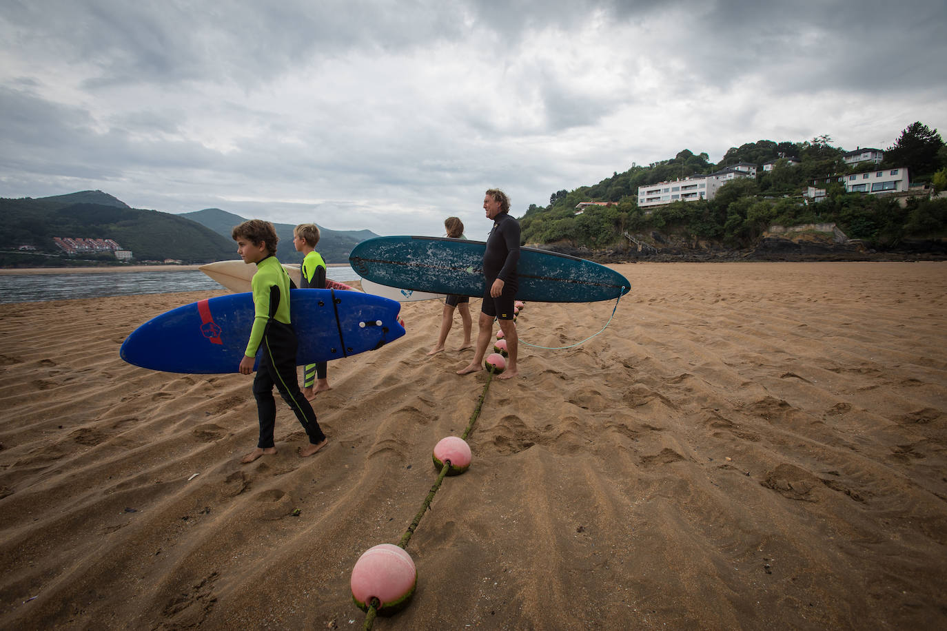 Las mareas vivas dejan al desnudo las playas de Bizkaia