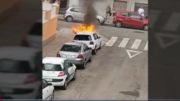 Incendia el coche de su expareja, se da a la fuga con la hija de ambos y muere atropellado en la autopista