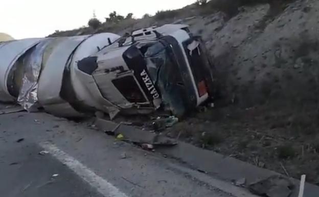 El vuelco de un camión provoca cortes en la AP-68 y la AP-1 en Ribera Baja
