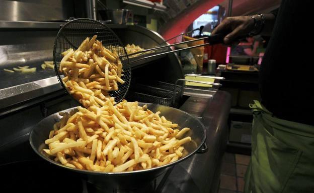 Un joven británico de 17 años sufre pérdida de visión por comer solo patatas fritas