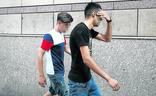 Dos de los jóvenes que han desaparecido, en una de sus pasadas comparecencias en el juzgado hace ya semanas./jordi alemany