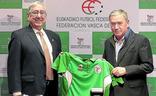 Luis Mari Elustondo posa con Javier Clemente en el palacio Euskalduna./borja agudo