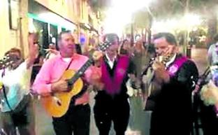Spacey toca la guitarra con la tuna por las calles de Sevilla./youtube