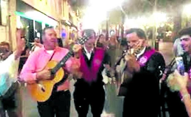 Kevin Spacey aparece en Sevilla cantando en una tuna