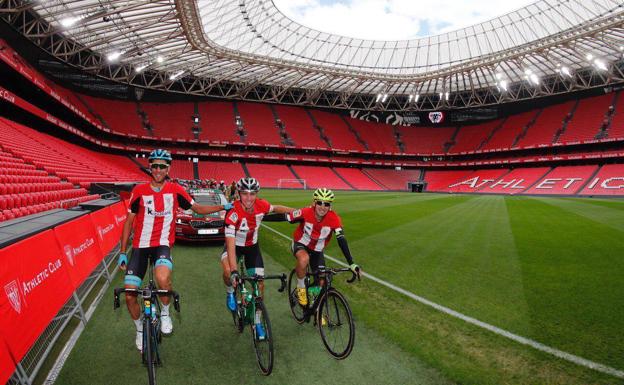 Los ciclistas vizcaínos salen con la camiseta del Athletic
