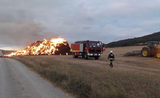 Un incendio destruye los fardos de paja acumulados en una finca de Antezana