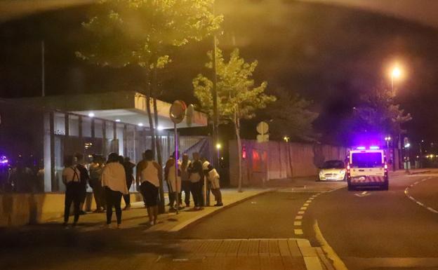 Las imágenes de la multitudinaria pelea de San Francisco que dejó tres detenidos y dos ertzainas y un policía municipal heridos