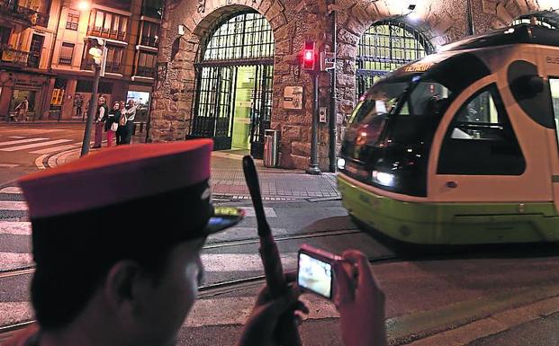 La llegada del último tren a la estación de Atxuri acaba con 137 años de historia