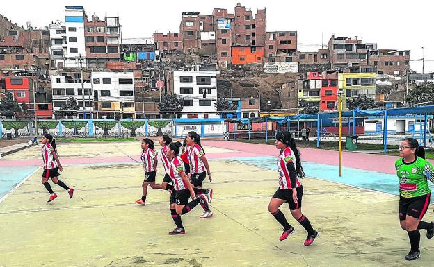 El Athletic fomenta la igualdad a través del deporte en un barrio marginal de Perú